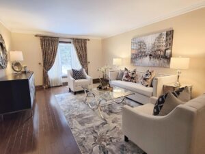 Contemporary staging décor in Greater Toronto Area apartment for sale